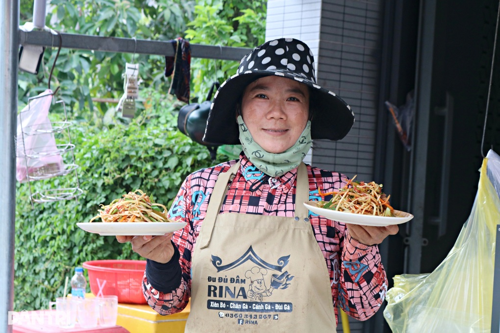 Quán Rina có đến 5 người phụ việc mỗi khi mở cửa (Ảnh: Hoàng Duật).