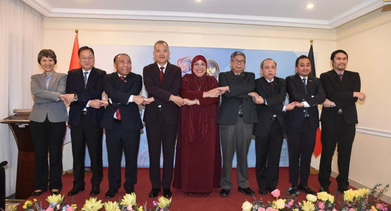Các Đại sứ, đại diện các nước ASEAN tại Kuwait tham dự sự kiện chụp ảnh kỷ niệm. (Ảnh: Đại sứ quán Việt Nam tại Kuwait)
