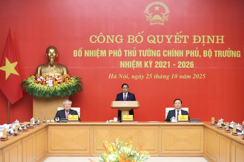 Thủ tướng chúc mừng các đồng chí vừa được bổ nhiệm giữ chức vụ Phó Thủ tướng Chính phủ và Bộ trưởng các Bộ nhiệm kỳ 2021-2026; điều này thể hiện niềm tin, sự tín nhiệm, kỳ vọng lớn của Đảng, Nhà nước đối với các đồng chí, đây là niềm vinh dự, tự hào.- Ảnh: VGP/Nhật Bắc
