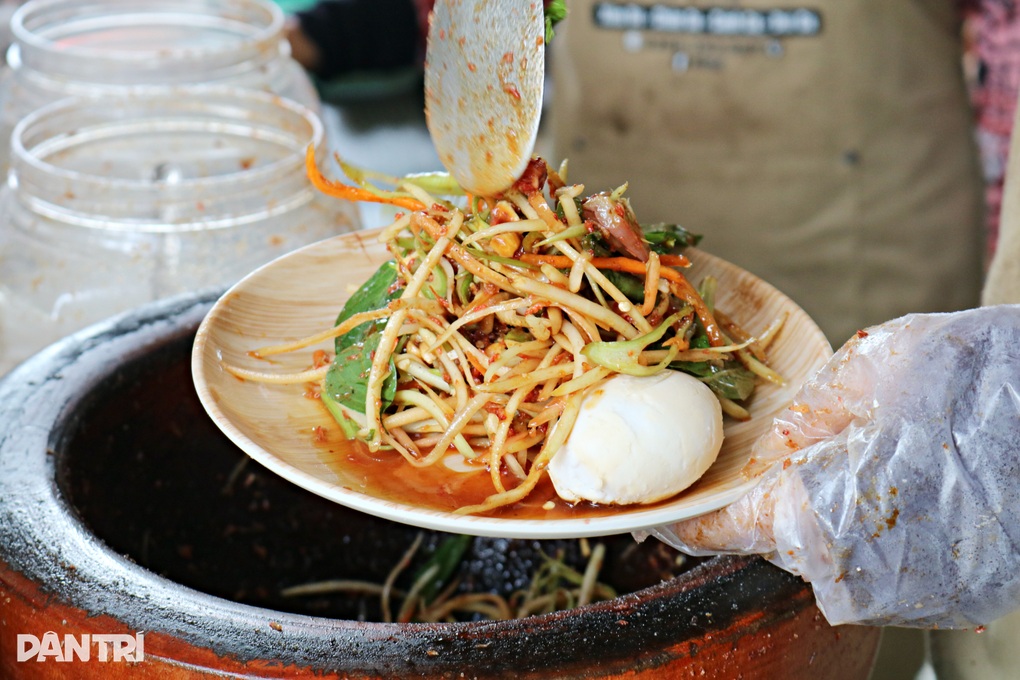 Đu đủ ướp lạnh rồi được đâm trong một cái cối cùng với nguyên phụ liệu, gia vị khác (Ảnh: Hoàng Duật).