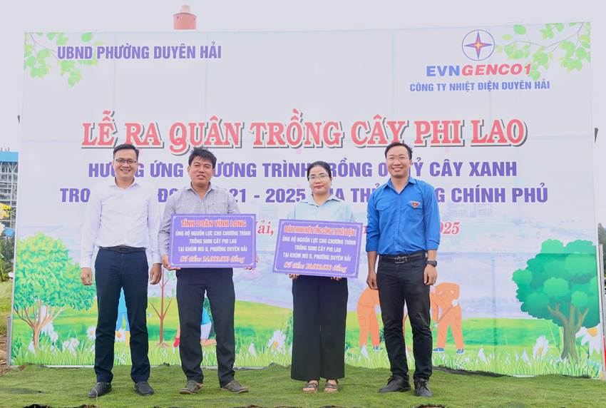 Tỉnh đoàn Vĩnh Long và Đoàn Thanh niên Tổng công ty trao bảng tượng trưng hỗ trợ nguồn cây