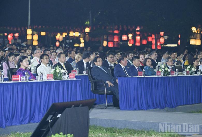 Các đại biểu dự lễ khai mạc.