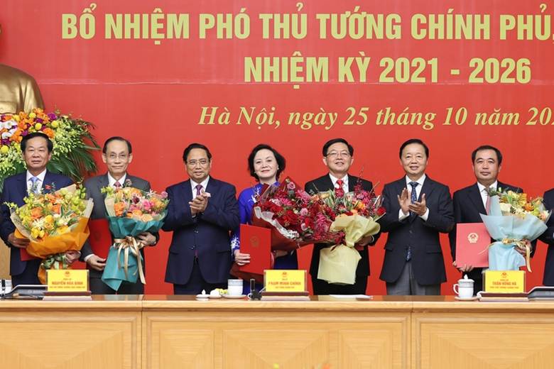 Thủ tướng trao quyết định và tặng hoa cho các Phó Thủ tướng và Bộ trưởng - Ảnh: VGP/Nhật Bắc
