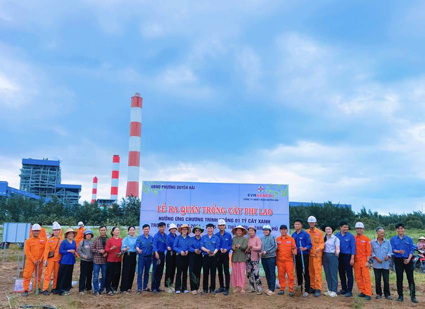 Ngay sau lễ phát động, các đại biểu, đoàn viên thanh niên, người lao động và bà con đã cùng nhau trồng 5.000 cây phi lao, phủ xanh bãi đất trống, mang đến diện mạo mới cho vùng ven biển.

