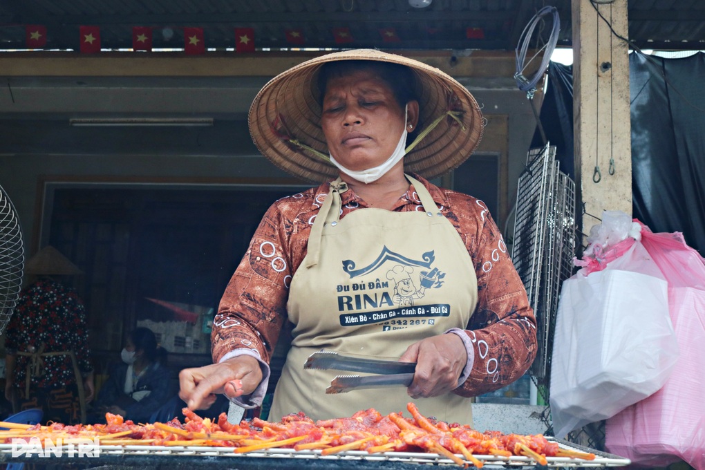 Đĩa đu đủ đâm thành phẩm phải có thêm quả trứng vịt dữa - loại trứng vịt có lòng đỏ và lòng trắng bị hòa lẫn vào nhau, tạo thành một kết cấu sền sệt hoặc lỏng lẻo, có vị béo bùi (Ảnh: Hoàng Duật).