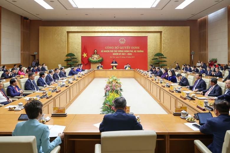 Thủ tướng tin tưởng và mong muốn rằng, các đồng chí tân Phó Thủ tướng, tân Bộ trưởng sẽ chung sức, đồng lòng cùng với tập thể Chính phủ đoàn kết, thống nhất, kế thừa, phát huy truyền thống và kinh nghiệm quý báu của Chính phủ... - Ảnh: VGP/Nhật Bắc