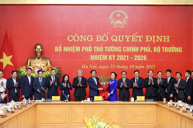 Lãnh đạo Bộ Nội vụ chúc mừng Phó Thủ tướng Phạm Thị Thanh Trà - Ảnh: VGP/Nhật Bắc