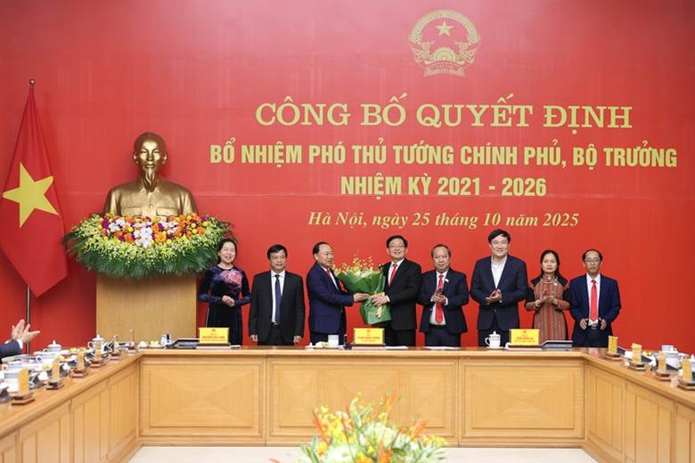 Lãnh đạo tỉnh Bình Định chúc mừng Phó Thủ tướng Hồ Quốc Dũng - Ảnh: VGP/Nhật Bắc
