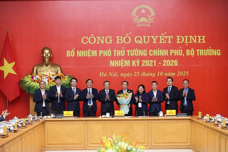 Lãnh đạo Bộ Nông nghiệp và Môi trường chúc mừng Bộ trưởng Bộ Nông nghiệp và Môi trường Trần Đức Thắng - Ảnh: VGP/Nhật Bắc