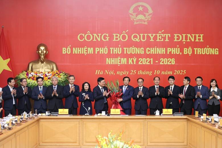Lãnh đạo Bộ Nội vụ chúc mừng Bộ trưởng Bộ Nội vụ Đố Thanh Bình - Ảnh: VGP/Nhật Bắc