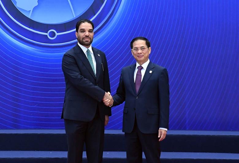 Phó Thủ tướng Bùi Thanh Sơn đón các đại biểu quốc tế đến dự Lễ mở ký - Ảnh VGP/Hải Minh