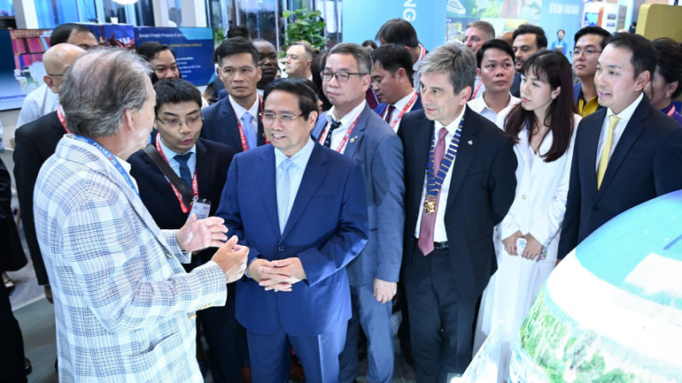 Thủ tướng Phạm Minh Chính tham quan gian trưng bày Siêu cảng ICD Vĩnh Phúc-Việt Nam SuperPort do liên doanh Tập đoàn T&T và Tập đoàn YCH (Singapore) nhân dịp Đại hội.
