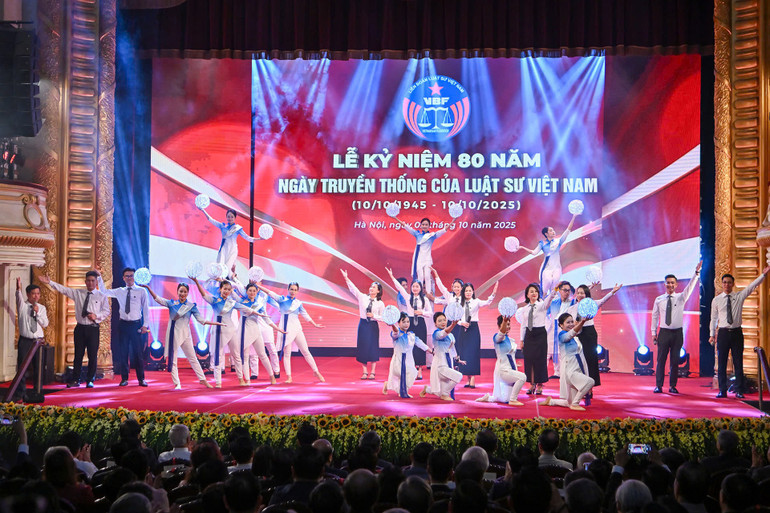 Tiết mục văn nghệ tại lễ kỷ niệm.
