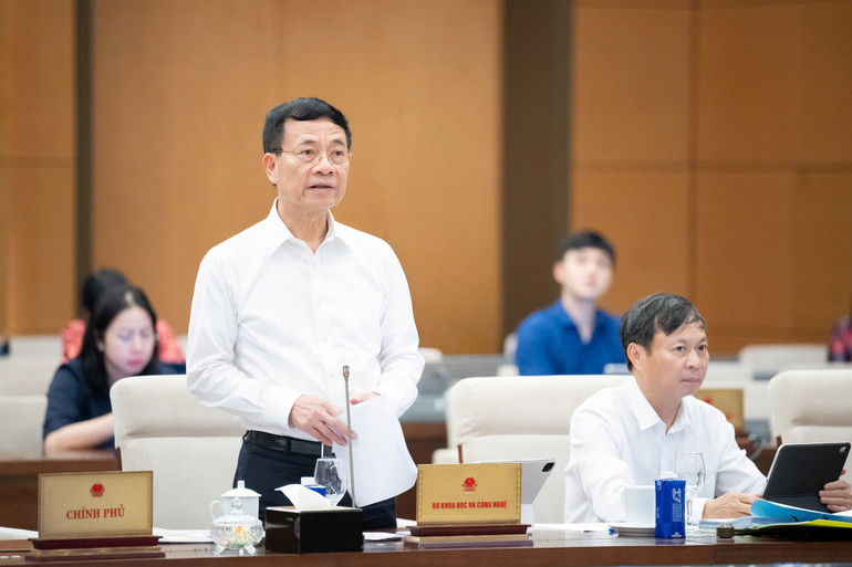 Bộ trưởng Khoa học và Công nghệ Nguyễn Mạnh Hùng trình bày Tờ trình dự án Luật. (Ảnh: DUY LINH)
