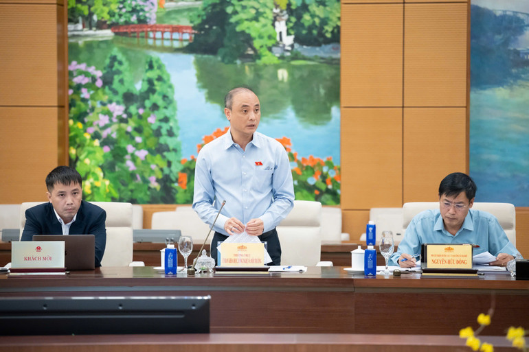 Phó Chủ nhiệm Ủy ban Khoa học, Công nghệ và Môi trường Nguyễn Phương Tuấn trình bày báo cáo thẩm tra. (Ảnh: DUY LINH)
