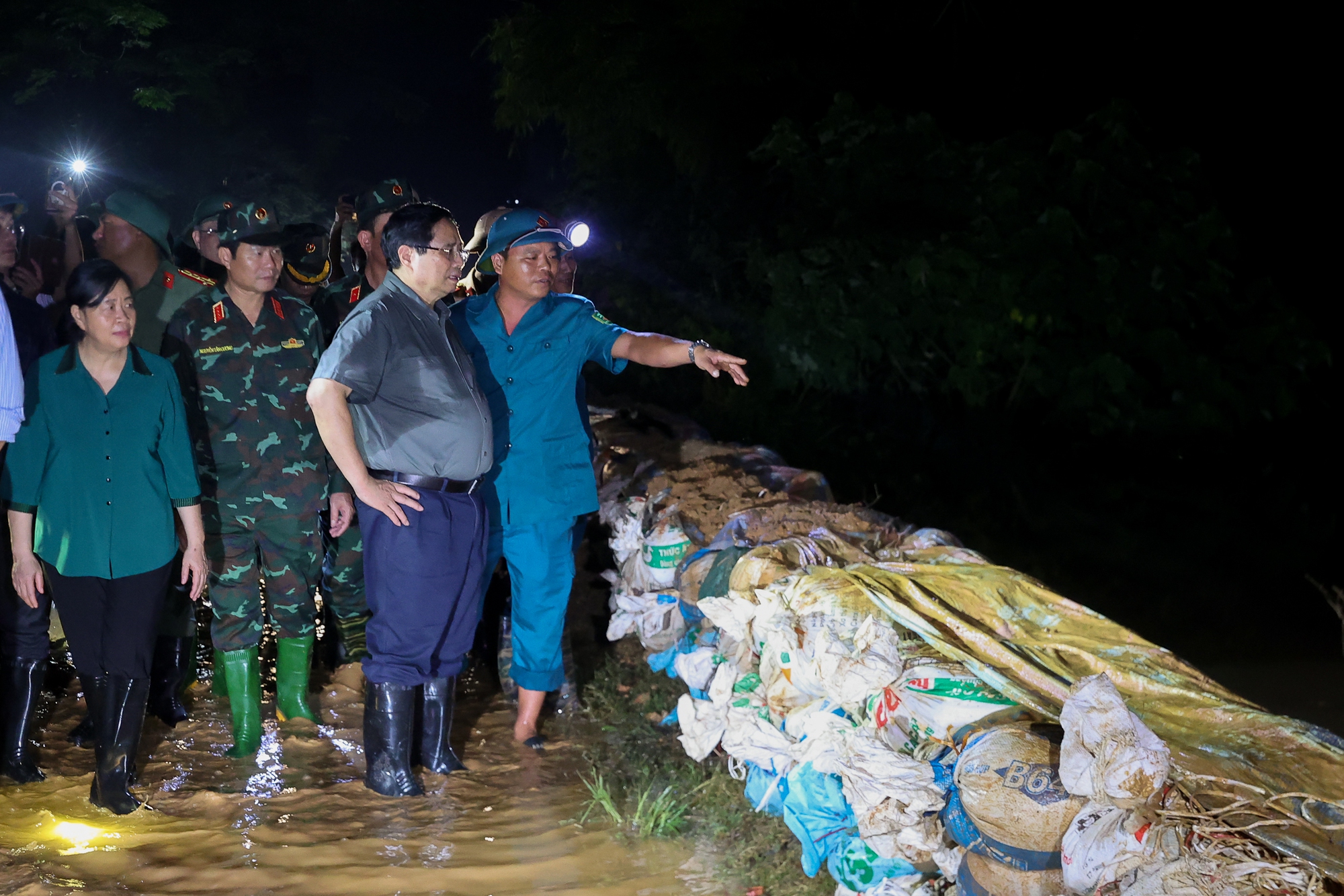 Ban Chỉ huy phòng thủ dân sự đã cùng lực lượng quân đội, công an và lực lượng xung kích tổ chức vận động, hỗ trợ người dân di chuyển đến vị trí an toàn; đồng thời, tập trung lực lượng hộ đê, ngăn nước lũ tràn qua mặt đê.

