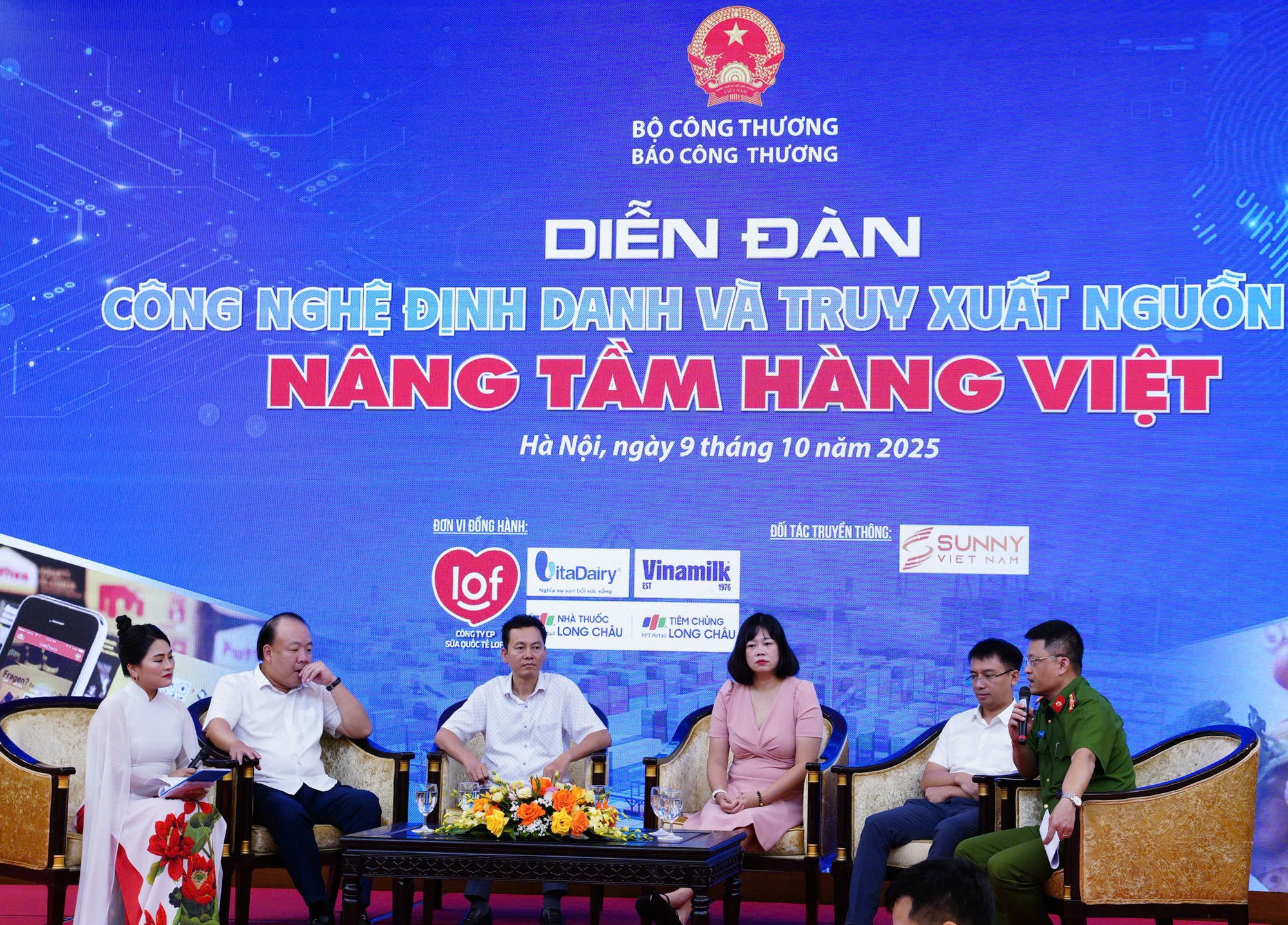 Các diễn giả chia sẻ tại Diễn đàn - Ảnh: BTC

