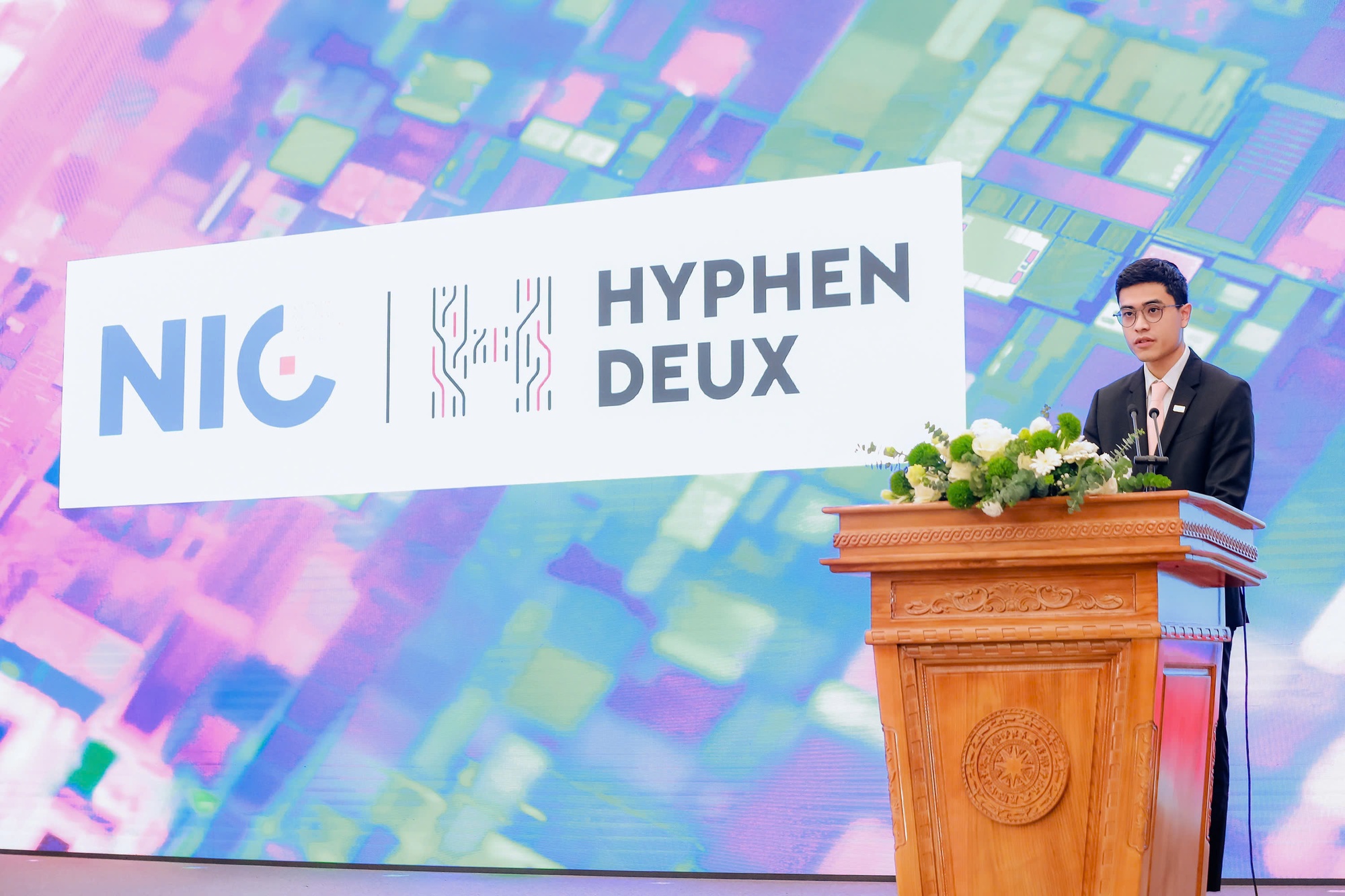 Ông Nam Nguyễn, Tổng Giám đốc Hyphen Deux chia sẻ tại diễn đàn về ký kết MoU với NIC, khẳng định cam kết của công ty trong việc thúc đẩy hệ sinh thái bán dẫn Việt Nam - Ảnh: Hyphen Deux

