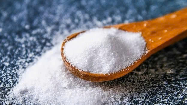 Dùng quá nhiều muối cực hại cho sức khỏe nhưng ít người chú ý. Ảnh: Dr. Axe
