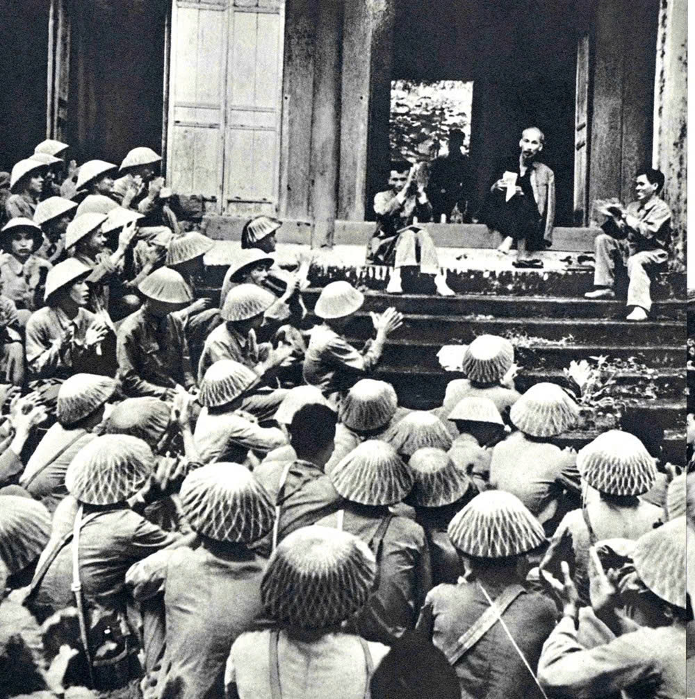 Bác Hồ nói chuyện với cán bộ, chiến sĩ Đại đoàn 308 - Quân Tiên Phong ngày 19/9/1954 tại Đền Hùng. (Ảnh: Tư liệu)
