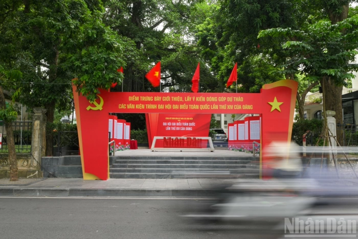 [Ảnh] Ấn tượng không gian trưng bày “Toàn văn Dự thảo các văn kiện Đại hội XIV của Đảng” tại Báo Nhân Dân