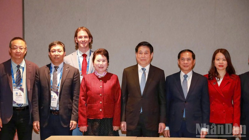 Chủ tịch nước Lương Cường chụp ảnh cùng đại diện Tập đoàn MEBO International.
