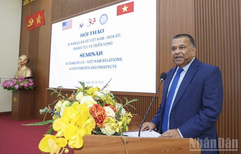 Tiến sĩ Satu Limaye, Phó chủ tịch Trung tâm Đông-Tây, Giám đốc Trung tâm Đông-Tây tại Washington (Mỹ) chia sẻ tại Hội thảo. (Ảnh: Đinh Hòa)