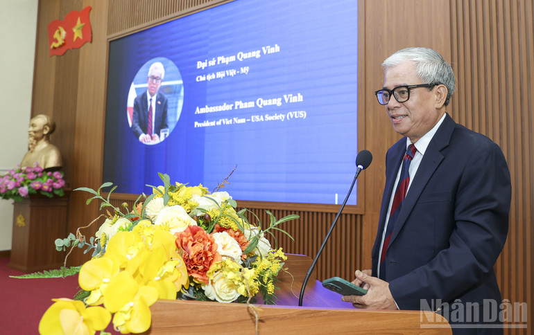 Đại sứ Phạm Quang Vinh, nguyên Thứ trưởng Ngoại giao, nguyên Đại sứ Việt Nam tại Mỹ, Chủ tịch Hội Việt-Mỹ phát biểu tại Hội thảo. (Ảnh: Đinh Hòa)