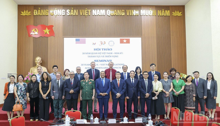 Các đại biểu tham dự Hội thảo chụp ảnh kỷ niệm. (Ảnh: Đinh Hòa)