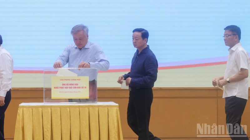 Phó Thủ tướng Thường trực Nguyễn Hòa Bình, Phó Thủ tướng Trần Hồng Hà, Phó Thủ tướng Lê Thành Long tham gia quyên góp, ủng hộ đồng bào bị thiệt hại do cơn bão số 10 gây ra.