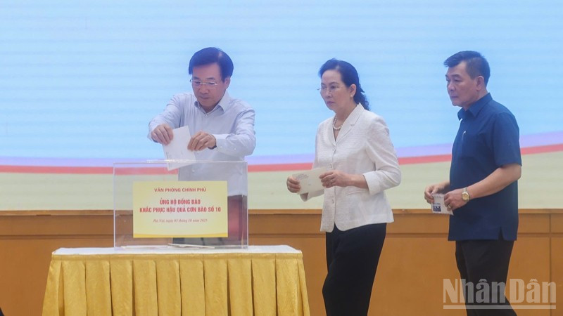 Bộ trưởng, Chủ nhiệm Văn phòng Chính phủ Trần Văn Sơn tham gia quyên góp ủng hộ đồng bào bị thiệt hại bởi bão số 10 .