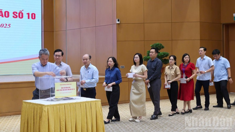 Cán bộ, nhân viên Văn phòng Chính phủ tham gia quyên góp ủng hộ đồng bào bị thiệt hại bởi bão số 10.