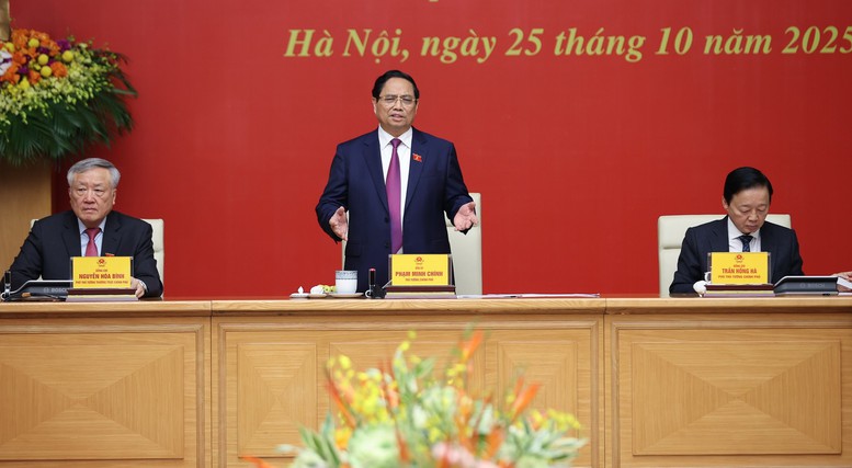 Thủ tướng chỉ đạo Văn phòng Chính phủ và các cơ quan tiếp thu các ý kiến tại phiên họp để trình ban hành văn bản chỉ đạo điều hành phù hợp; tiếp tục rà soát lại công việc, chương trình, dự án, đề án, xác định thứ tự ưu tiên để thực hiện, phân công nhiệm vụ 6 rõ - Ảnh: VGP/Nhật Bắc