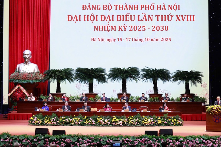 Đoàn Chủ tịch Đại hội đại biểu Đảng bộ TP. Hà Nội lần thứ XVIII - Ảnh: VGP/Nhật Bắc