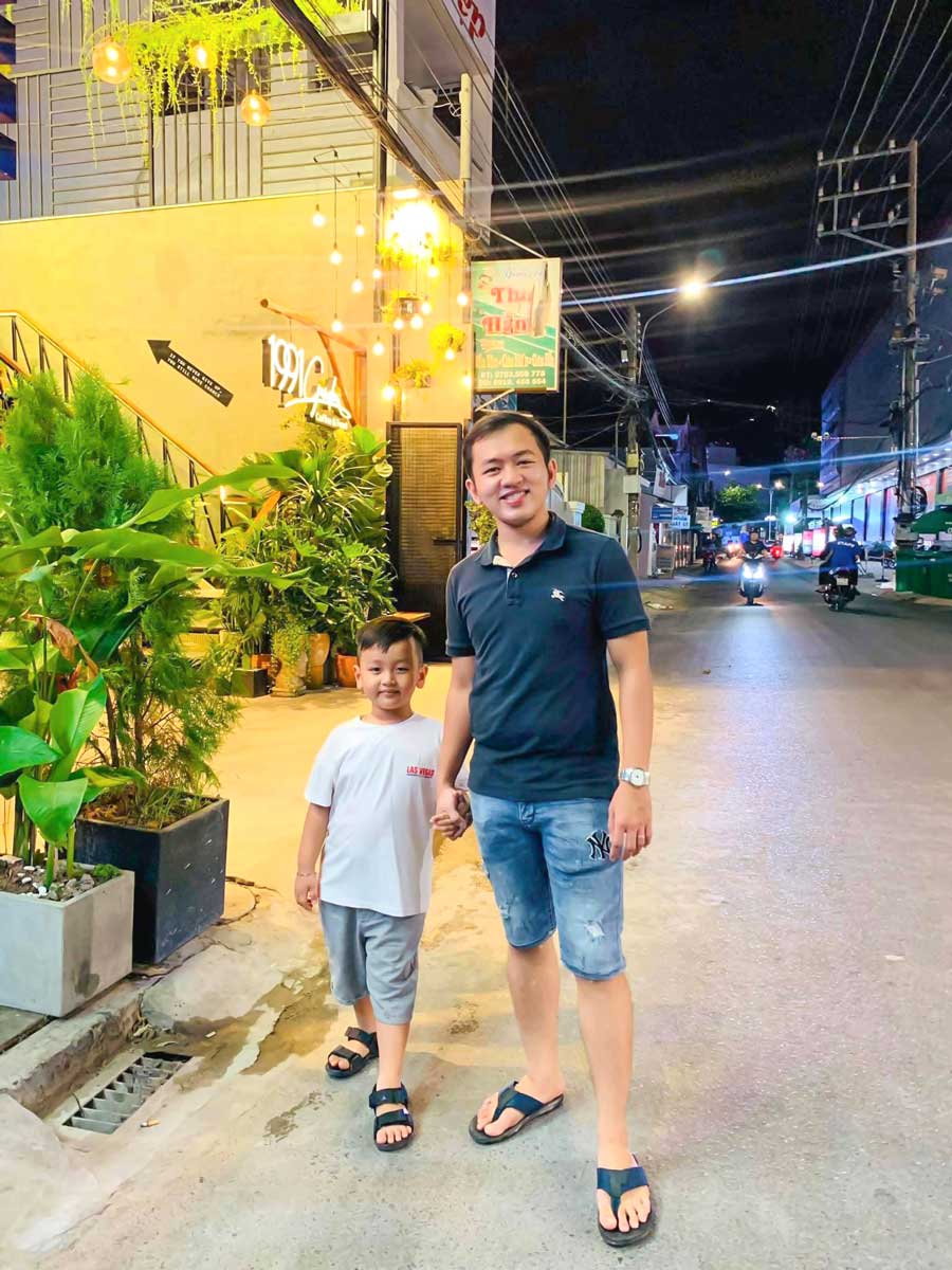 Cha là người gần gũi, dẫn dắt và định hướng cho con trai trong từng giai đoạn phát triển.