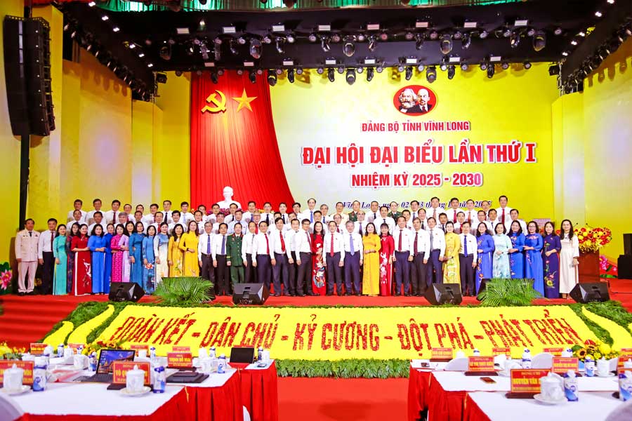 Hôm nay (ngày 3/10), Đại hội đại biểu Đảng bộ tỉnh Vĩnh Long lần thứ I,
nhiệm kỳ 2025-2030 sẽ long trọng khai mạc với sự tham dự của 500 đại biểu
chính thức được chỉ định từ 128 đảng bộ trực thuộc Tỉnh ủy (Đại biểu chụp ảnh lưu niệm).