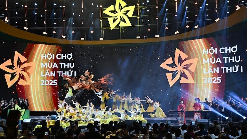 Tiết mục nghệ thuật đánh trống khai hội Hội chợ Mùa Thu 2025.