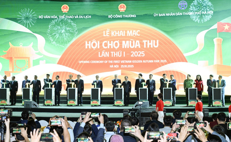 Các đại biểu thực hiện nghi thức khai mạc Hội chợ.