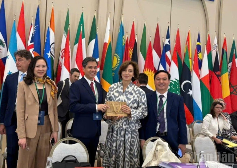 Ông Nguyễn Văn Chiến, Trưởng Ban Tuyên giáo và Dân vận Tỉnh ủy Hưng Yên (bên trái) gặp gỡ, trao đổi với bà Audrey Aziulay, Tổng Giám đốc UNESCO.