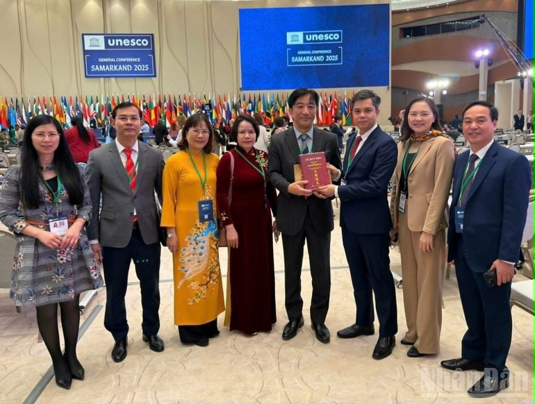 Đoàn đại biểu tỉnh Hưng Yên trao cuốn sách về danh nhân văn hóa Lê Quý Đôn tặng phái đoàn Nhật Bản.