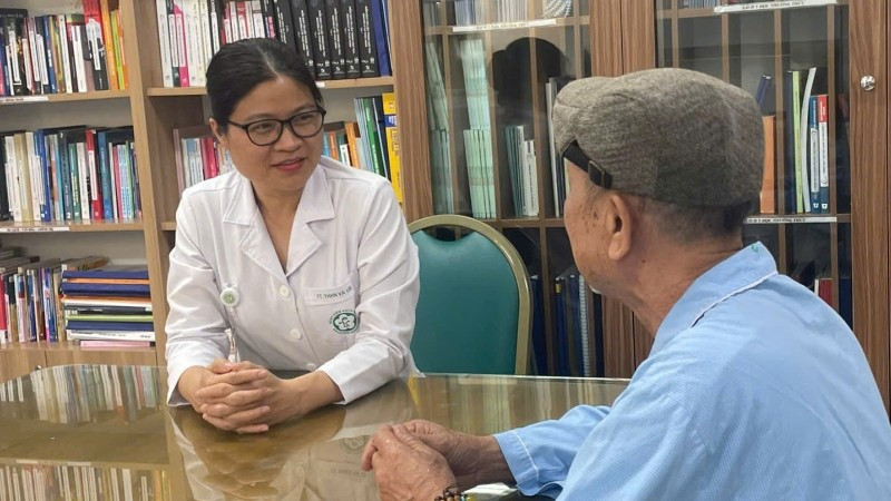 Phó Giáo sư, Tiến sĩ Phạm Cẩm Phương, Giám đốc Trung tâm Y học hạt nhân Ung bướu, Bệnh viện Bạch Mai tư vấn cho người bệnh.
