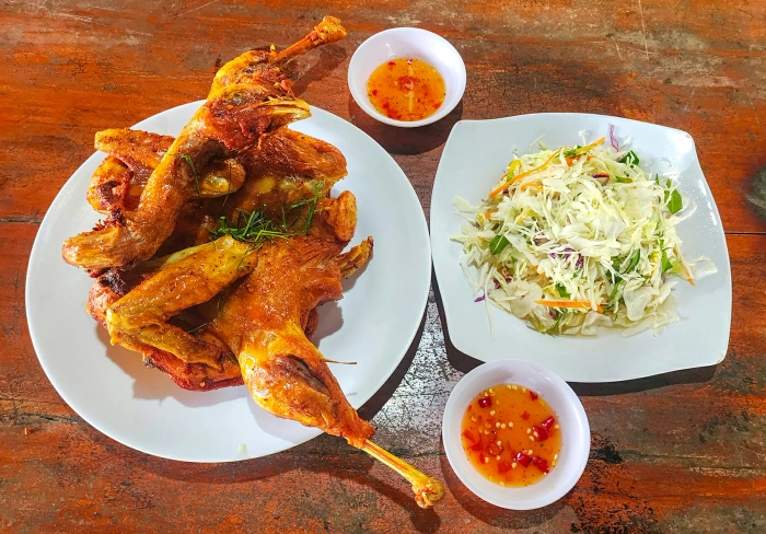 Thưởng thức gà đốt trứ danh