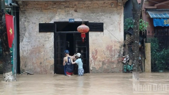 Xuất cấp hàng dự trữ quốc gia hỗ trợ các địa phương khắc phục hậu quả mưa lũ