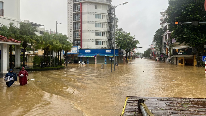 Lũ ở Huế khiến nhiều tuyến đường ngập thành sông.