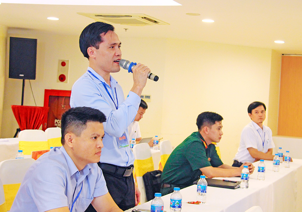 Đại biểu đặt câu hỏi với diễn giả tại tọa đàm “Năng lượng tái tạo vùng ĐBSCL- Đột phá trong phát triển kinh tế xanh, kinh tế tuần hoàn”.