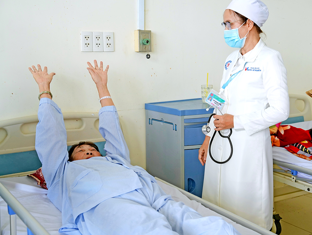 Bệnh nhân cao tuổi điều trị tại Khoa Lão học BVĐK Trà Vinh.