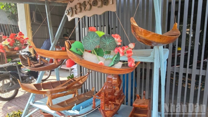 Độc đáo nghề làm ghe xuồng thu nhỏ