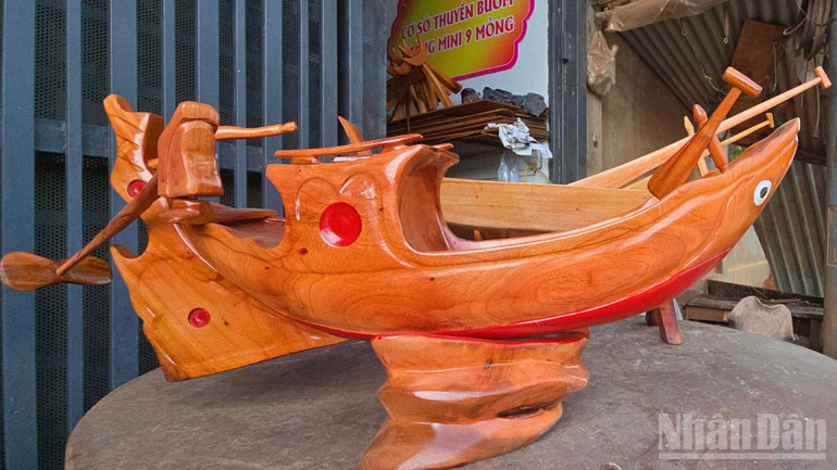 Chiếc ghe lườn - hình ảnh quen thuộc của dân thương hồ.
