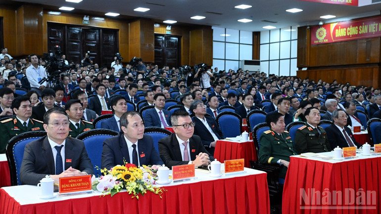 Lãnh đạo các bộ, ban, ngành, cơ quan Trung ương, các đại biểu tham dự Đại hội đại biểu Đảng bộ tỉnh Thanh Hóa lần thứ XX. (Ảnh: TRẦN HẢI)
