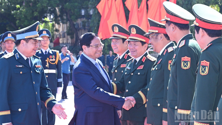 Thủ tướng Phạm Minh Chính với lãnh đạo Bộ Quốc phòng. (Ảnh: Trần Hải)
